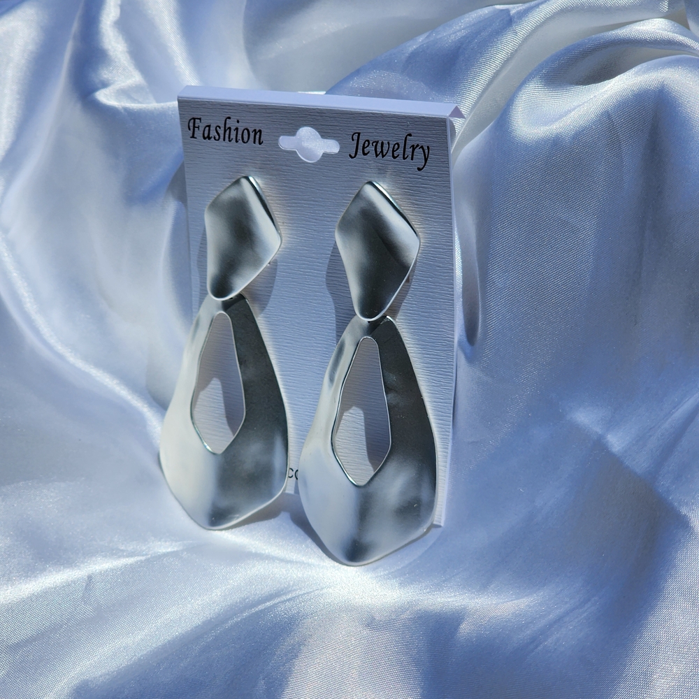 Fashion Jewelry Women's Silver-tone Teardrop Shape Clip-on Drop Earrings - Picture 3 of 8